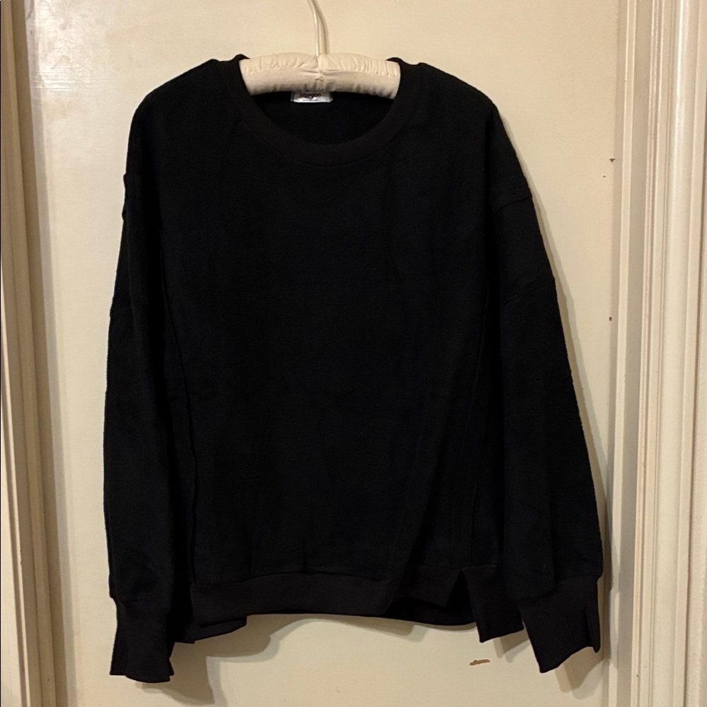 Zeagoo Black Textured Top shorted in the front . Large